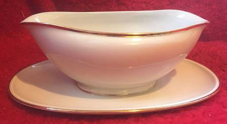 1685 Gravy Boat with Attached Underplate