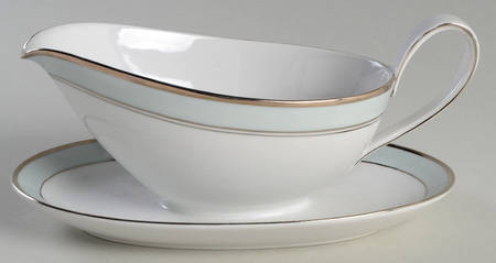 8443 Gravy Boat with Attached Underplate