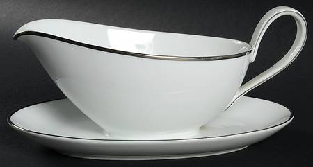 8930 Gravy Boat with Attached Underplate