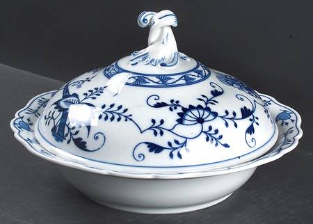 Blue Onion Large Round Covered Vegetable