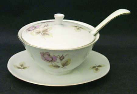 Contessa Round Gravy Boat & Lid with Underplate & Ladle by Hutschenreuther