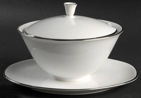 Heirloom Platinum Gravy Boat w/Attached Underplate & Lid