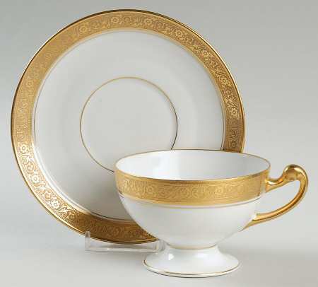HUT184 Footed Cup & Saucer Set