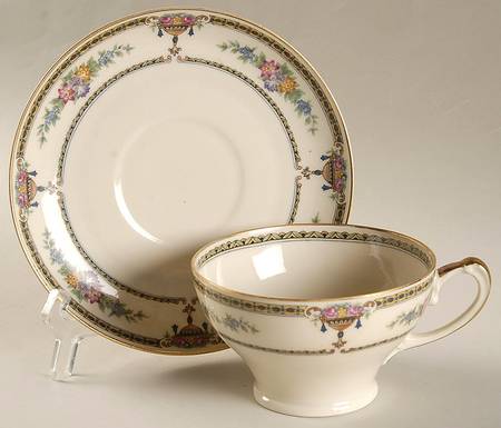 HUT208 Footed Cup & Saucer Set