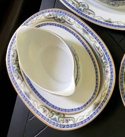 HUT253 Gravy Boat with Attached Underplate
