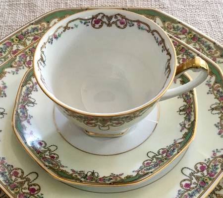 HUT333 Footed Cup & Saucer Set