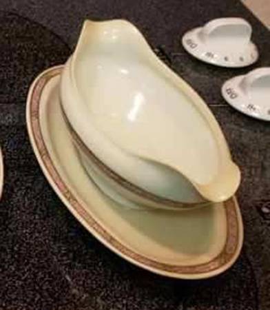 HUT339 Gravy Boat with Attached Underplate