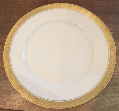 HUT44 Dinner Plate