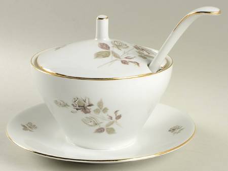 HUT574 Gravy Boat Attached Underplate & Lid w/Ladle