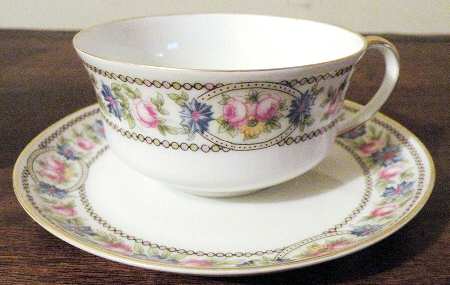 HUT7 Flat Cup & Saucer Set