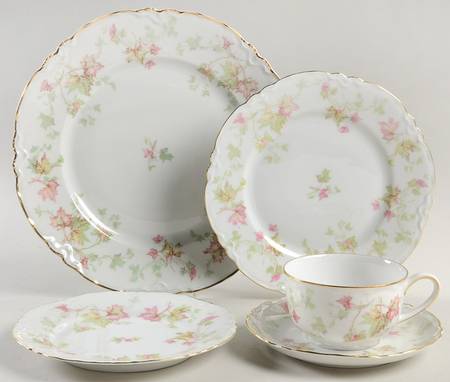 Maple Leaf (Scalloped) 40 Piece Estate Set