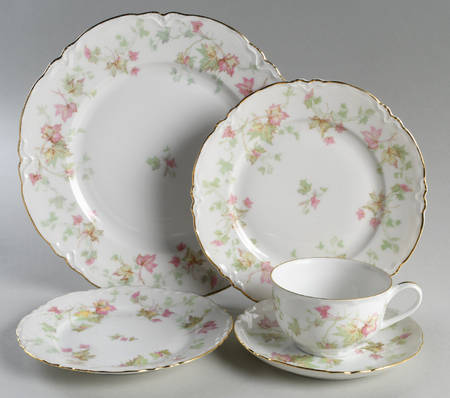 Maple Leaf (Scalloped) 40 Piece Estate Set