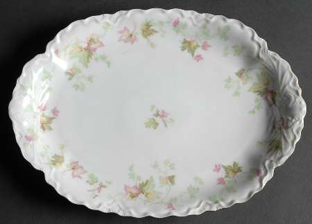 Maple Leaf (Scalloped) 11" Oval Serving Platter