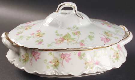 Maple Leaf (Scalloped) Oval Covered Vegetable