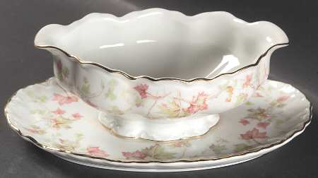 Maple Leaf (Scalloped) Gravy Boat with Attached Underplate