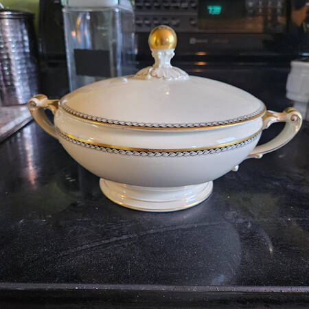 14735 Round Covered Vegetable