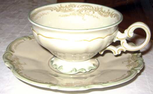 HUT591 Footed Cup & Saucer Set