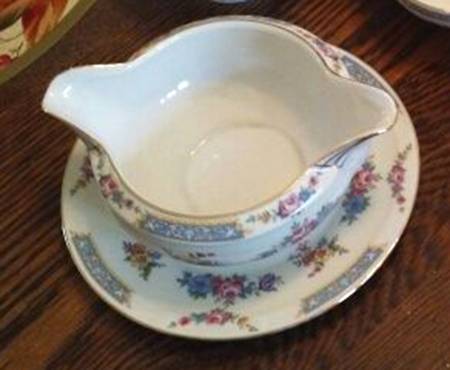 HCZ23 Gravy Boat with Attached Underplate
