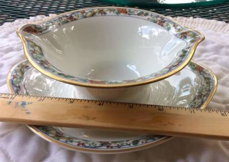 H3595 Gravy Boat with Attached Underplate