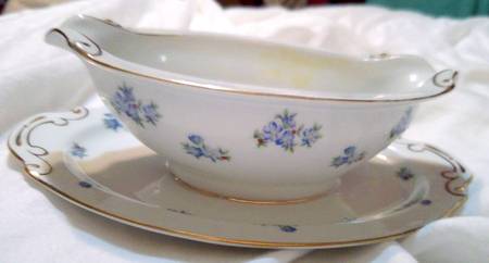 Elizabeth Gravy Boat with Attached Underplate