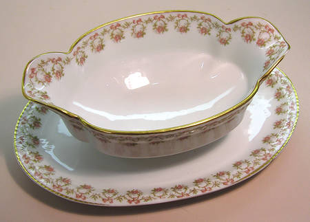 Schleiger 980 Gravy Boat with Attached Underplate