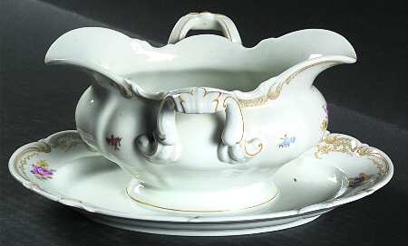 HUT675 Gravy Boat with Attached Underplate