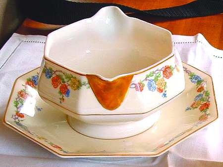 Martinique Gravy Boat with Attached Underplate