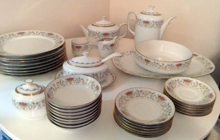 32400 Gravy Boat w/Attached Underplate & Lid