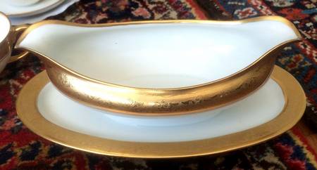 HUT733 Gravy Boat with Attached Underplate