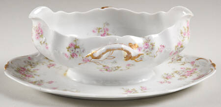 Schleiger 320e (Scalloped) Gravy Boat with Attached Underplate