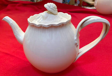 Shell Edge Teapot & Lid