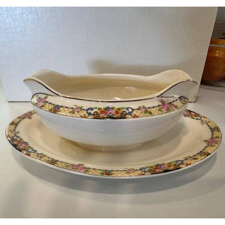 W9480m Gravy Boat with Attached Underplate