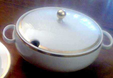 Astrid Round Covered Vegetable