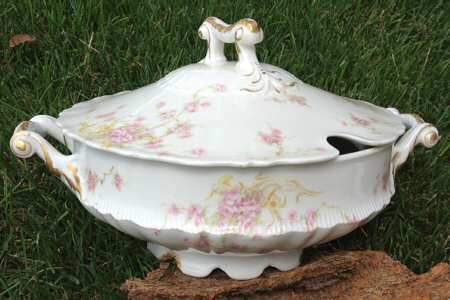 Schleiger 155o Tureen &  Lid