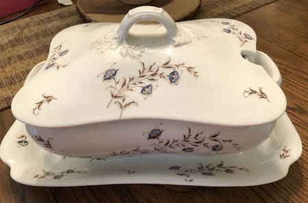 H1309 Gravy Boat w/Attached Underplate & Lid