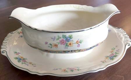 VR138 Gravy Boat with Attached Underplate