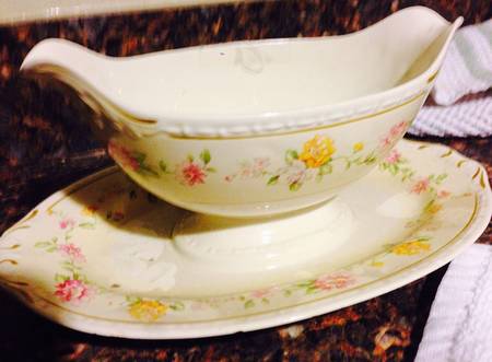 HLC1993 Gravy Boat with Attached Underplate