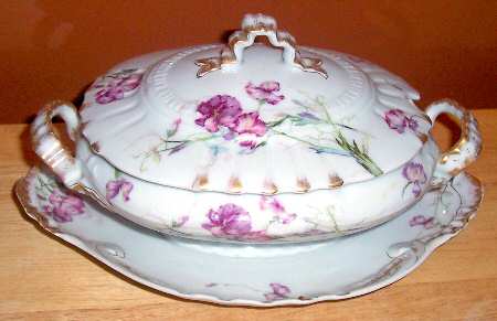 Schleiger 835 Gravy Boat w/Attached Underplate & Lid