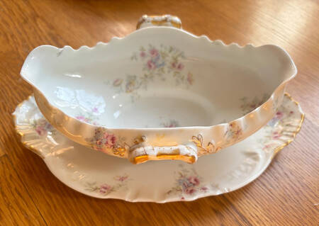 Schleiger 838a Gravy Boat with Attached Underplate
