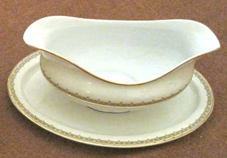 HUT910 Gravy Boat with Attached Underplate