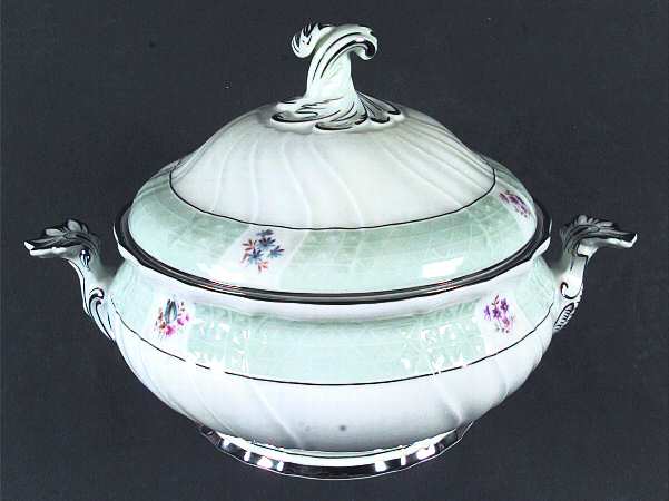 9206 (Platinum Trim) Round Covered Vegetable