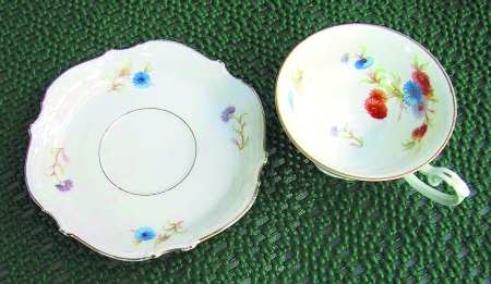 HUT937 Footed Cup & Saucer Set