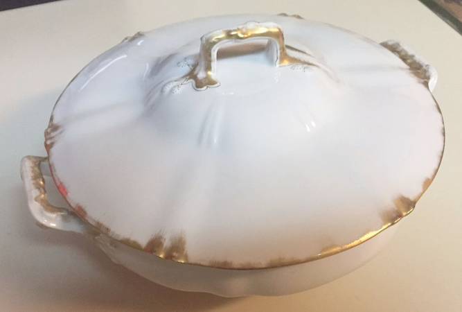 H1526 Round Covered Vegetable