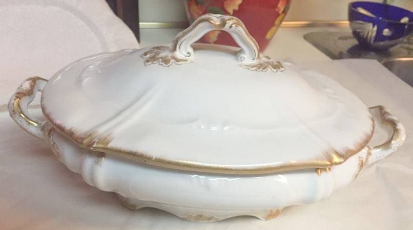 H1526 Oval Covered Vegetable