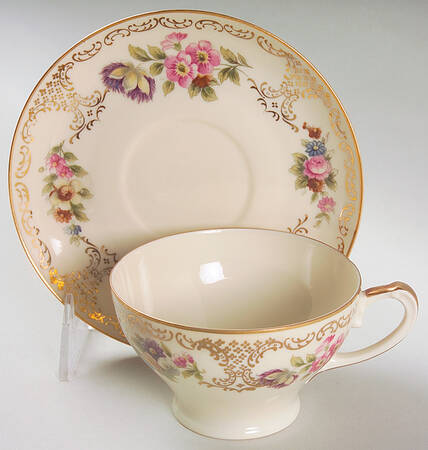HUT976 Footed Cup & Saucer Set