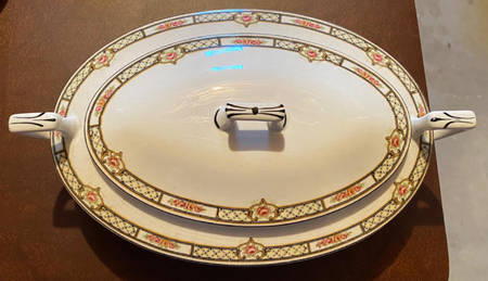 Rose and Lattice (Kwaker) Oval Covered Vegetable