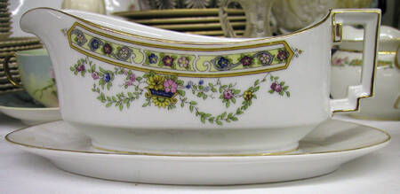 10818 Gravy Boat with Attached Underplate