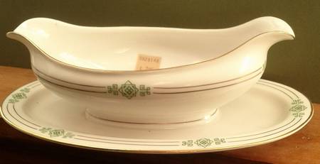 HUT1018 Gravy Boat with Attached Underplate