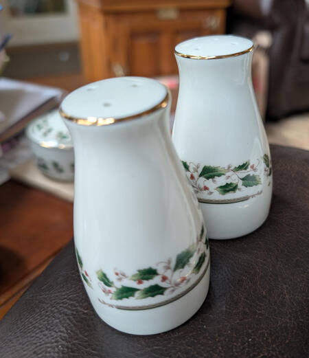 HHD2 (Gold "H" Mark) Salt & Pepper Set