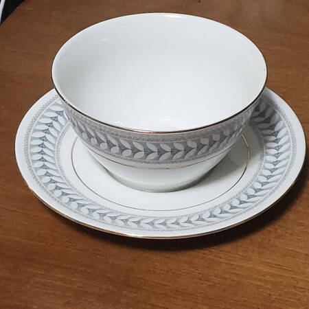 HUT1243 Gravy Boat with Attached Underplate